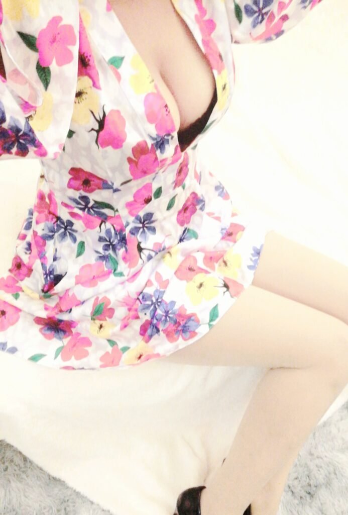 rubi massseuse naturiste et érotique paris , femme avec robe fleuri