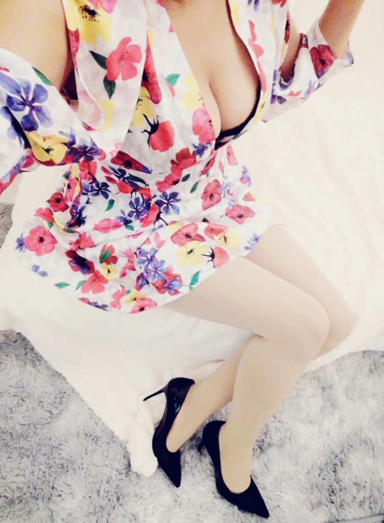 rubi massseuse naturiste et érotique paris , femme avec robe fleuri